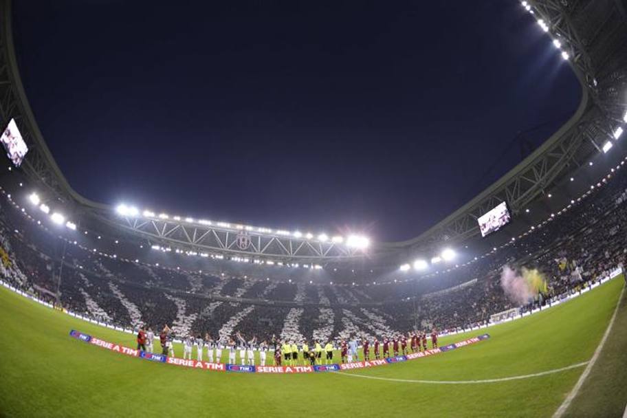 Le squadre in campo allo Juventus Stadium. Lapresse